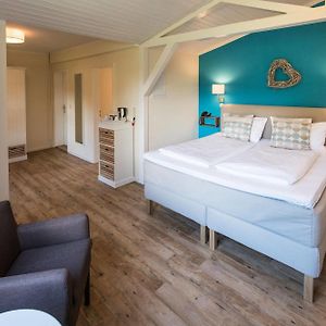 Großes Zimmer mit Kingsize-Bett